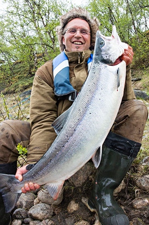 Reijo Louko ja 10,2 kg Tenon lohi Osmansuvannosta. Soutaja oli Tero Ronkainen