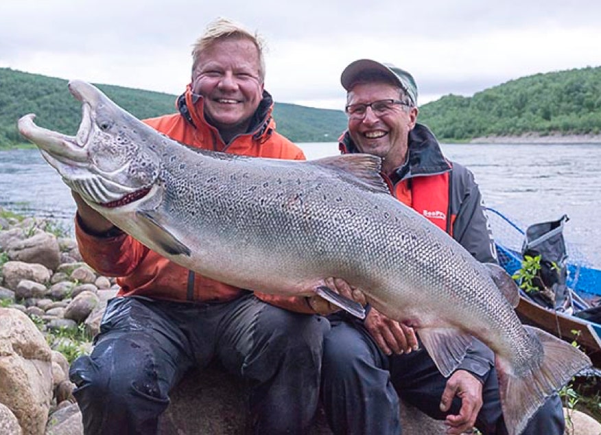 Tero Ronkainen on saanut elämänsä aikana runsaasti isoja lohia. Kuvassa Reijo Louko ja 19,1 kg lohi Tenosta.