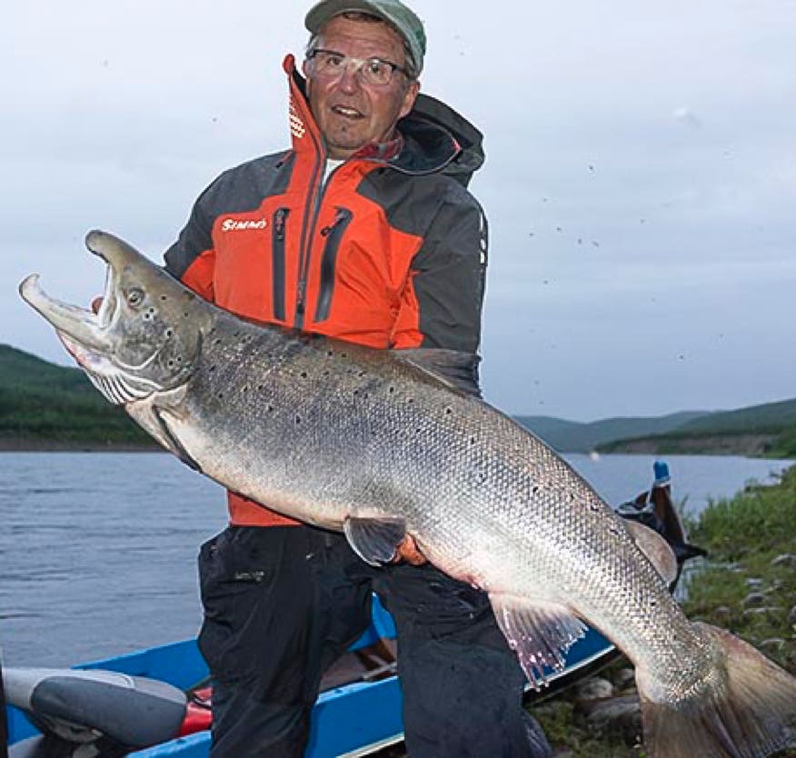 Reijo Louko ja 19,7 kiloinen kojamo Osmansuvannosta Tero Ronkaisen soutamana