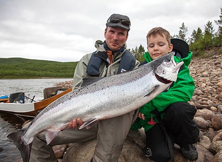 Samuli ja Janne Haapakari saivat Kivikoskesta 8,3 kg lohen. Soutajana oli Tero Ronkainen