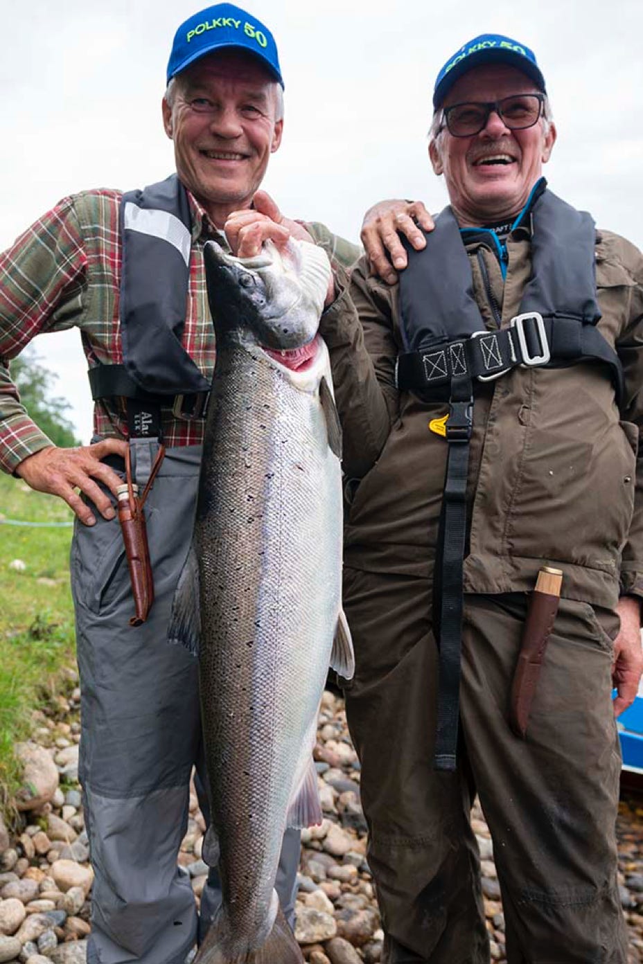 Antti Virranniemi ja Markku Mustonen saivat Vitoslompolosta 9,1 kg lohen perholla.