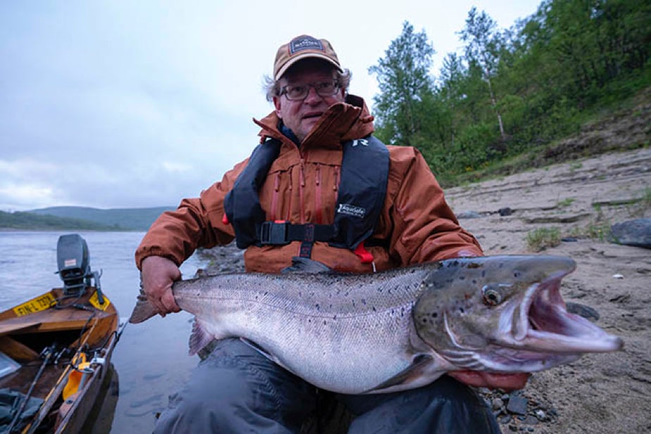 Juha Aitamurto ja hilepunaiseen Tiuraan iskenyt lohi Yläpeurasuvannosta