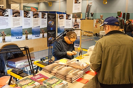 Tero Ronkainen sitoi perhoja ja möi kirjojaan Perhomessuilla 2016