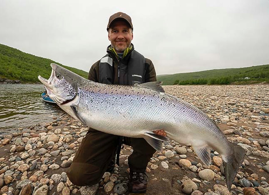 Petteri Virranniemi ja 16 kiloinen lohi Tenojoesta