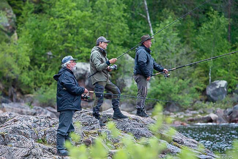 Lohen punttikalastusta Jocfallin alapuolella Kalixjoella.