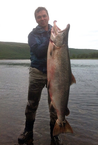 Saku Luukkonen sai Tenon Alakönkäästä perhokalastamalla 23,5 kg lohen