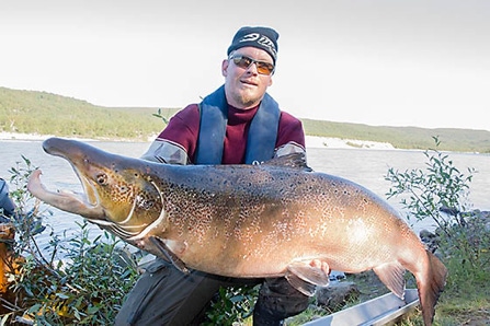 Sami Kämäräinen sai ison lohen Tenosta Tiura -vaapulla