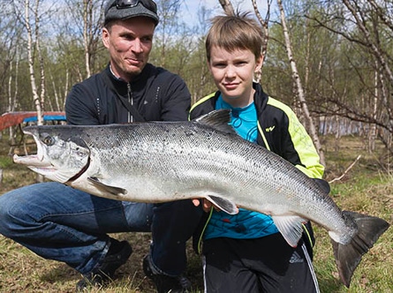 Samuli ja Janne Haapakari saivat 9,3 kg lohen Tenosta