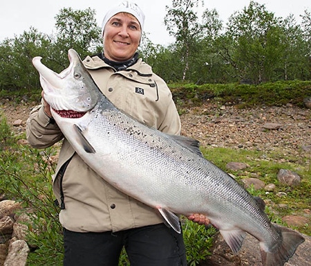 Teija Saviranta sai 14,2 kg lohen Tenosta Tero Ronkaisen soutamana. Ottivieheenä oli hilpunainen Emma.