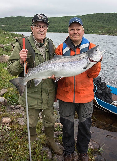 Timo Vikström sai lohen Tero Ronkaisen soutamana