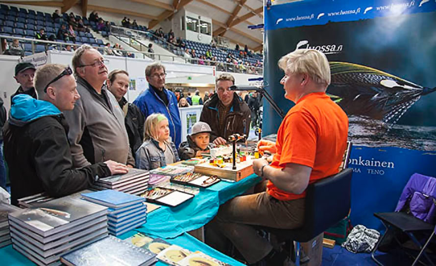 Tero Ronkainen sitoo perhoja Pohjois-Suomen Erämessuilla Oulussa